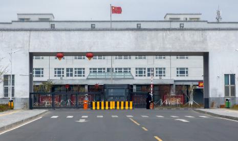 Petugas polisi berdiri di pintu masuk luar Pusat Penahanan Urumqi No. 3 di Dabancheng di Daerah Otonomi Uyghur Xinjiang China barat pada 23 April 2021.