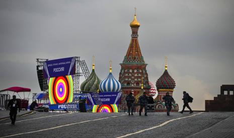 Petugas polisi berjalan di Lapangan Merah di depan konstruksi membaca kata-kata Donetsk, Luhansk, Zaporizhzhia, Kherson, Rusia, dengan Katedral St. Basil dan Mausoleum Lenin di latar belakang, menjelang konser yang direncanakan di Moskow, Rusia, Kamis, 29 September 2022. Kremlin mengatakan bahwa Presiden Rusia Vladimir Putin dan para pemimpin dari empat wilayah Ukraina yang mengadakan referendum untuk bergabung dengan Rusia akan menghadiri upacara penandatanganan dokumen tentang penggabungan wilayah tersebut ke Rusia, yang akan diikuti oleh konser besar di Lapangan Merah. Turki Dukung Usul Rusia Bangun Pusat Gas, Jadi Alternatif Pasokan Gas Eropa