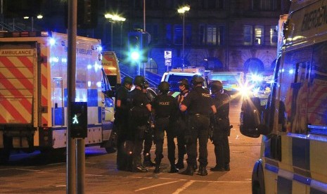 Petugas polisi berkumpul usai ledakan di Manchester Arena tempat penyanyi Ariana Grande sebelumnya menggelar konser, Selasa (23/5).