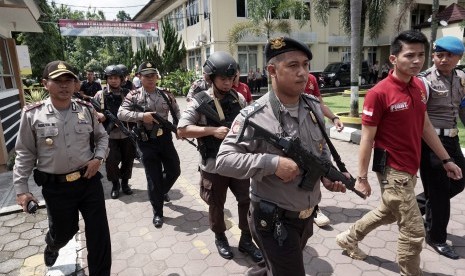 Petugas polisi bersenjata melakukan pengamanan usai peristiwa penyerangan Mapolres Banyumas di Purwokerto, Jateng, Selasa (11/4).