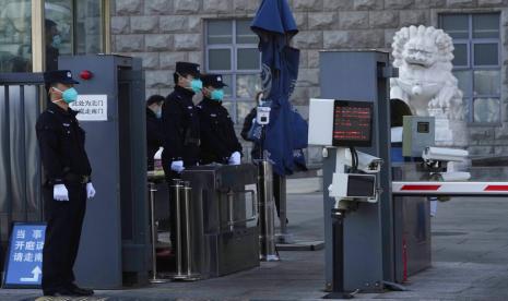 Petugas polisi China menjaga salah satu pintu masuk Pengadilan Menengah Rakyat No.2 Beijing sebelum persidangan reporter bisnis China-Australia Cheng Lei pada hari Kamis, 31 Maret 2022, di Beijing. Pengadilan terhadap jurnalis China Australia Cheng Lei atas tuduhan spionase dimulai Kamis di Beijing, dengan para diplomat menolak izin untuk menghadiri persidangan.