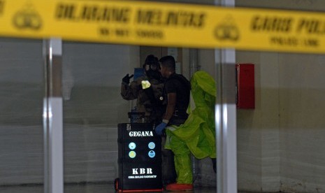 Petugas Polisi dari Polda Metro Jaya melakukan olah TKP penyebab ledakan di kantin Mal Alam Sutera, Tangerang, Banten, Rabu (28/10). 