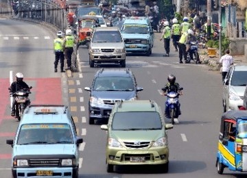  Petugas polisi lalu lintas menangkap pengendara sepeda motor yang melanggar lalu lintas di Kampung Melayu, Jakarta Timur, beberapa waktu lalu.