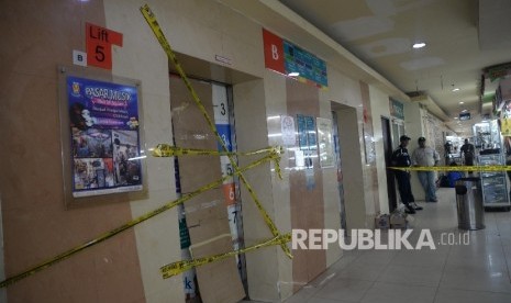  Petugas polisi melakukan identifikasi lokasi terjatuhnya lift di lantai basement Blok M Square, Jakarta, Jumat (17/3).