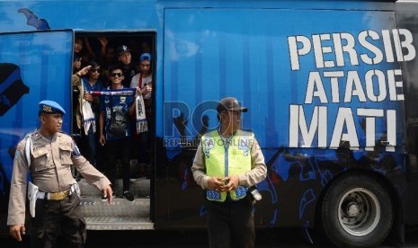 Petugas polisi melakukan pemeriksaan suporter Persib 