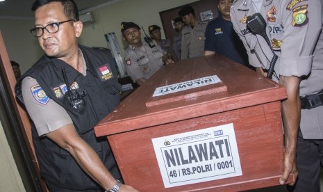 Petugas Polisi membawa peti berisi jenazah korban kebakaran pabrik kembang api seusai diserahterimakan di Posko Post Mortem di RS Polri Sukanto, Kramat Jati, Jakarta, Minggu (29/10). 