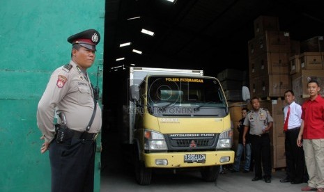   Petugas polisi memeriksa ratusan dus obat-obatan tanpa ijin edar di Pergudangan Pluit, Penjaringan, Jakarta Utara, Senin (23/12).  (Republika/Yasin Habibi)