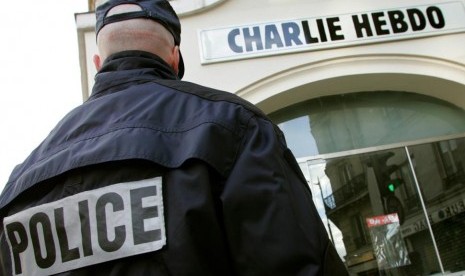 Petugas polisi menjaga kantor Charlie Hebdo.