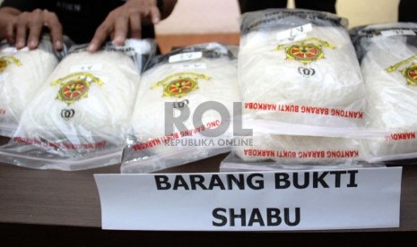   Petugas polisi menunjukkan barang bukti sabu dan ekstasi senilai Rp 22 miliar di kantor Dit Narkoba Polda Metro Jaya, Jakarta Pusat, Senin (29/7).    (Republika/ Yasin Habibi)