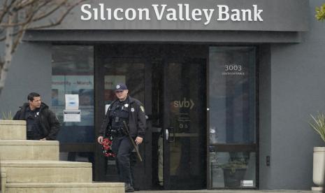 Petugas Polisi Santa Clara keluar dari Silicon Valley Bank di Santa Clara, California, Jumat, 10 Maret 2023. Federal Deposit Insurance Corporation menyita aset Silicon Valley Bank, menandai kegagalan bank terbesar sejak Washington Mutual selama puncak 2008 krisis keuangan. FDIC memerintahkan penutupan Silicon Valley Bank dan segera mengambil semua simpanan di bank pada hari Jumat.