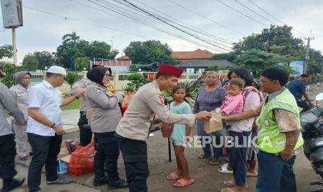 Petugas Polres Indramayu membagikan ratusan paket takjil kepada warga yang melintas di depan Mapolres setempat, Senin (3/3/2025) sore. 