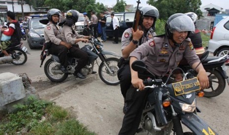 Petugas Polres Metro Jakarta Barat saat melakukan penggerebekan di kawasan Kampung Ambon, Cengkareng, Jakarta Barat (ilustrasi).