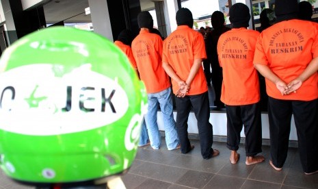 Petugas Polresta Bekasi menujukkan para pelaku serta barang bukti pengeroyokan dan kekerasan terhadap sopir gojek di Bekasi, Jawa Barat, Rabu (26/8).