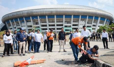 Petugas Polrestabes Bandung menggelar rekonstruksi pengeroyokan yang dilakukan oleh oknum bobotoh terhadap seorang suporter Persija, Haringga Sirla, di Stadion Gelora Bandung Lautan Api (GBLA), Bandung, Jawa Barat, Rabu (26/9). 