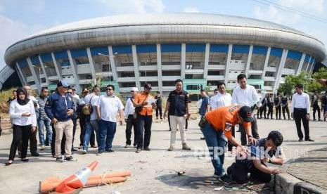 Petugas Polrestabes Bandung menggelar rekonstruksi pengeroyokan yang dilakukan oleh oknum bobotoh terhadap seorang suporter Persija, Haringga Sirla, di Stadion Gelora Bandung Lautan Api (GBLA), Bandung, Jawa Barat, Rabu (26/9). 