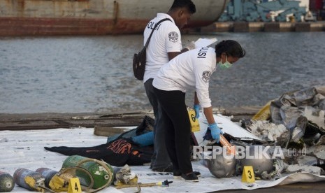 Petugas Polri melakukan identifikasi puing pesawat Lion Air JT 610 pascakecelakaan, di Pelabuhan Tanjung Priok, Jakarta, Senin (29/10/2018).