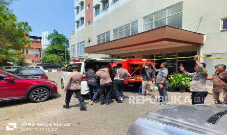 Petugas Polsek Jatinangor dan Inafis Polres Sumedang melakukan olah tempat kejadian perkara (TKP) kasus mahasiswa ITB yang ditemukan tewas di area parkir apartemen Jatinangor, Selasa (19/11/2024). Ia duga bunuh diri dengan cara melompat dari jendela kamar. 