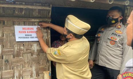 Petugas Polsek Kaliwungu dan Kecamatan Kaliwungu memasang rambu peringatan di kandang milik warga di Kecamatan kaliwungu, kabupaten Semarang, Senin (6/6). Pemasangan rambu peringatan ini untuk mencegah penyebaran PMK pada hewan ternak.