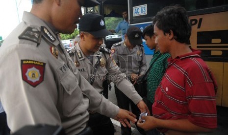 Petugas Polsek Metro Sawah Besar menertibkan sejumlah preman dan pengamen dalam razia kejahatan dalam bus di kawasan Pasar Baru, Jakarta Pusat, Rabu (13/11).   (Republika/Rakhmawaty La'lang)