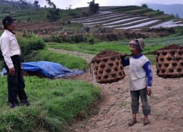 Petugas Pos Pengamatan Gunung Api Dieng mengingatkan seorang warga yang berada di sekitar kawah Timbang yang terus mengeluarkan gas karbondioksida CO2 untuk waspada di Dukuh Simbar, Batur, Banjarnegara, Jateng, Sabtu (28/5).