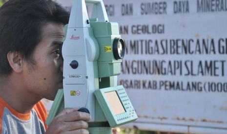 Petugas Posko Pemantauan Gunung Slamet di Desa Gambuhan, Kecamatan Pulosari, Kabupaten Pemalang, Jawa Tengah mengoperasionalkan alat Electric Distance Measure (EDM) untuk memantau aktivitas vulkanis Gunung Slamet, Ahad (14/9).