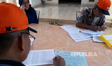 Petugas PPDP (Petugas Pemutakhiran Data Pemilih) Kelurahan Bukit Lama, Kecamatan Ilir Barat (IB) I harus menyisir data warga di atas kertas daftar pemilih satu persatu untuk memperoleh data yang valid dengan langsung mendatang rumah warga.