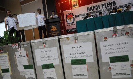 Petugas PPK memaparkan hasil penghitungan suara dari tiap kecamatan dalam rapat pleno rekapitulasi hasil penghitungan perolehan suara tingkat kota pada Pilkada Depok, di Depok, Jawa Barat, Rabu (16/12). 