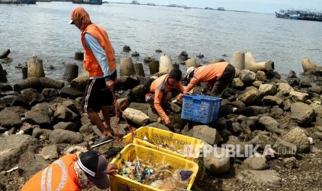 Petugas PPSU membersihkan sampah laut di kawasan Kali Adem, Jakarta Utara, Senin (1/1). Pembersihan ini dilakukan secara oleh petugas untuk menjaga kebersihan laut. 