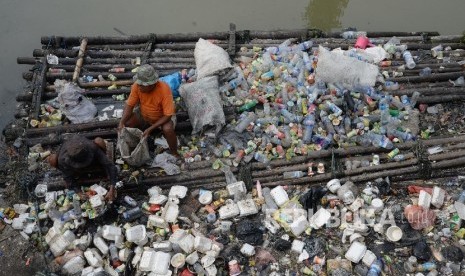 Petugas Prasarana dan Sarana Umum (PPSU) dan warga setempat membersihkan sampah di bawah jembatan Kali Cideng, Jakarta Pusat, Senin (14/11). 