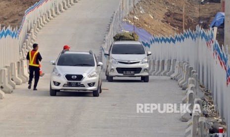 Petugas PT Jasamarga Solo Ngawi (JSN) membantu sebuah mobil pemudik yang mogok akibat tidak kuat mendaki tanjakan jalur darurat jembatan Kali kenteng, di wilayah Kecamatan Susukan, kabupaten Semarang, Jumat (8/6). 