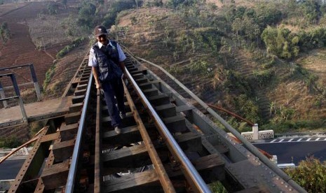  Petugas PT. KAI, Aman (44 tahun) memeriksa baut sambungan rel kereta di jalur Selatan Lingkar Nagreg, Jawa Barat, Kamis (16/8).  (Adhi Wicaksono)