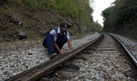  Petugas PT. KAI, Aman (44 tahun) memeriksa baut sambungan rel kereta di jalur Selatan Lingkar Nagreg, Jawa Barat, Kamis (16/8). 