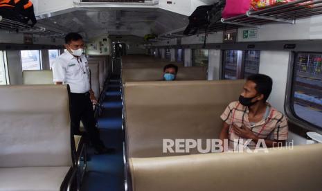 Suasana di rangkaaian Kereta Pasundan relasi Stasiun Gubeng, Surabaya menuju Stasiun Kiaracondong, Bandung yang menegakkan aturan protokol kesehatan (ilustrasi).