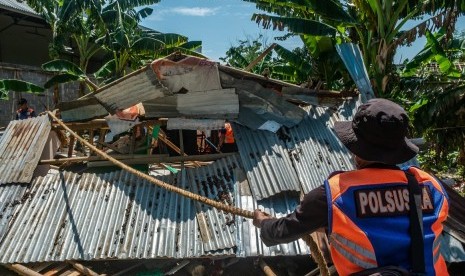 Petugas PT KAI Daop 4 Semarang dan Polsuska merobohkan bangunan rumah liar di atas lahan asset PT KAI, di sekitar Stasiun Brumbung, Desa Kembangarum, Kecamatan Mranggen, Kabupaten Demak, Senin (10/2). Belasan banguna liar yang ada di lokasi ini ditertibkan karena digunakan sebagai tempat prostitusi.