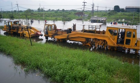 Petugas PT Kereta Api Indonesia (KAI) Daerah Operasional (Daops) VIII Surabaya memperbaiki rel kereta api menggunakan kereta api Profile Ballast Regulator (PBR) di kawasan Porong, Sidoarjo, Jawa Timur, Jumat (12/2). 