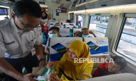 Petugas PT Kereta Api Indonesia membagikan masker (ilustrasi)