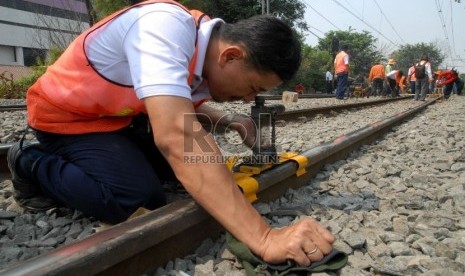   Petugas PT Kereta Api Indonesia (KAI) mengukur kerataan rel kereta api (ilustrasi).   (Agung Fatma Putra)