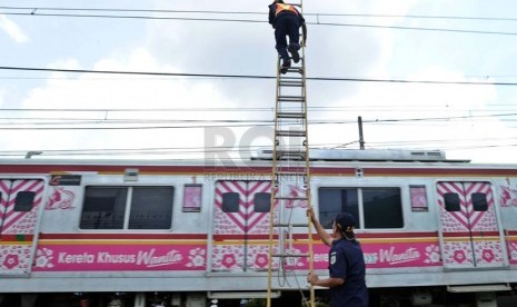   Petugas PT Kereta Api Indonesia melakukan perawatan kawat listrik di Bukit Duri, Jakarta, Senin (5/5).  (Republika/Tahta Aidilla)