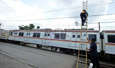   Petugas PT Kereta Api Indonesia melakukan perawatan kawat listrik di Bukit Duri, Jakarta, Senin (5/5).  (Republika/Tahta Aidilla)