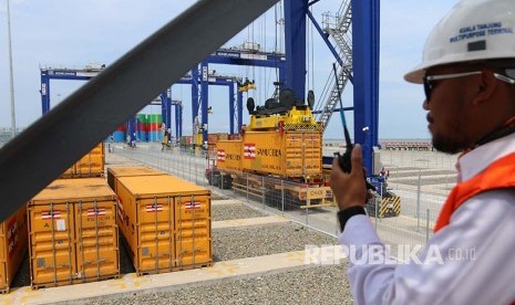 Petugas PT Pelindo I mengecek proses aktivitas pemindahan petikemas untuk dimuat ke dermaga, pada uji coba pengoperasian perdana Kuala Tanjung Multipurpose Terminal (KTMT) di Batu Bara, Sumatera Utara, Selasa (27/11). Pengembangan tahap I Pelabuhan Kuala Tanjung berupa pembangunan terminal multipurpose berkapasitas 600 ribu TEUs saat ini telah memasuki persiapan akhir.