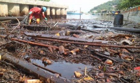 Petugas PT Pertamina membersihkan sampah yang mengandung minyak di kawasan Pesisir Melawai, Balikpapan, Kaltim, Rabu (4/4). 