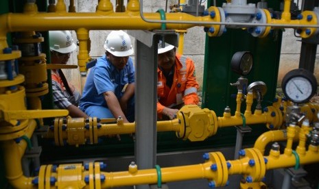 Petugas PT Perusahaan Gas Negara (PGN) melakukan pengecekan stasiun gas yang terpasang di sebuah perusahaan di Kawasan Industri Wijayakusuma Semarang, Jawa Tengah, Selasa (28/6).