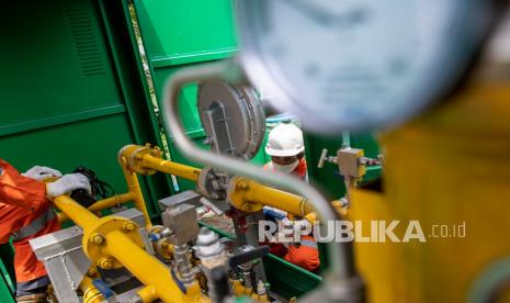 Petugas PT Perusahaan Gas Negara (PGN) Tbk memeriksa memeriksa tekanan pada instalasi 