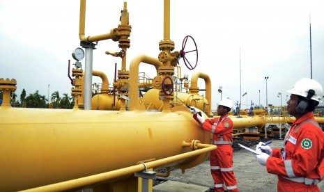 Petugas PT Perusahaan Gas Negara Tbk (PGN) melakukan pengecekan rutin instalasi Satsiun Transmisi Sumatera-Jawa di Labuhan Maringgai Lampung Timur, Lampung, Senin (15/10). 