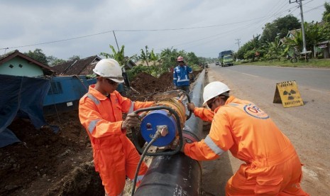 Petugas PT Perusahaan Gas Negara Tbk (PGN) sedang memasang jaringan pipa gas bumi. ilustrasi