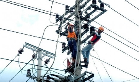 Petugas PT PLN melakukan perbaikan jaringan listrik di Bawen, Kabupaten Semarang, Senin (16/2).