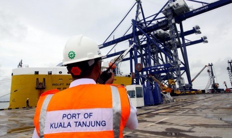 Petugas PT Prima Multi Terminal (PMT)/Anak Perusahaan Pelindo 1, memantau aktivitas pemindahan tiga unit Container Crane baru yang didatangkan dari Finlandia di Pelabuhan Kuala Tanjung Multipurpose Terminal (KTMT), Sumatera Utara. PT Pelabuhan Indonesia II (Persero) atau IPC mendukung sinergi anak perusahaan PT Pelabuhan Indonesia I, II, III dan IV (Persero) yang bergerak dalam bidang pemeliharaan peralatan. Perusahaan tersebut yakni PT Prima Multi Peralatan (PMP), PT Jasa Peralatan Pelabuhan Indonesia (JPPI), PT Berkah Industri Mesin Angkat (BIMA), dan PT Equiport Inti Indonesia melalui penandatanganan Nota Kesepahaman atau Memorandum of Understanding (MoU) pada hari ini (26/2). 