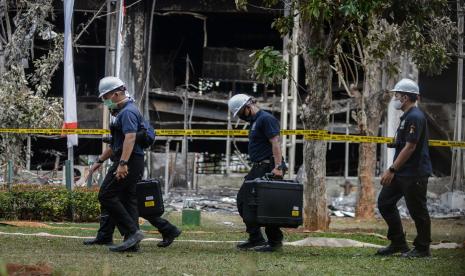 Pemprov DKI Pernah Tegur Renovasi Gedung Kejagung. Petugas Pusat Laboratorium Forensik (Puslabfor) bersama tim Inafis Polri melakukan olah TKP di Gedung Utama Kejaksaan Agung Republik Indonesia yang terbakar pada Sabtu (22/8) malam