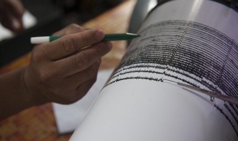 Petugas Pusat Vulkanologi dan Mitigasi Bencana Geologi mengukur besaran gempa tremor pada seismograf, di Pos Pengamatan Gunung Api Agung, Desa Rendang, Karangasem, Bali, Rabu (22/11).