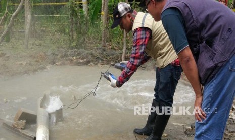 Petugas Pusat Vulkanologi dan Mitigasi Bencana Geologi (PVMBG) mengecek semburan air panas di Desa Cigunung Kecamatan Parungponteng, Kabupaten Tasikmalaya.